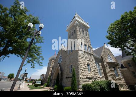 Emporia, Kansas, États-Unis - 18 juin 2023 : une église se dresse parmi les bâtiments du centre-ville historique. Banque D'Images