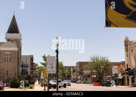 Emporia, Kansas, États-Unis - 18 juin 2023 : une église se dresse parmi les bâtiments du centre-ville historique. Banque D'Images