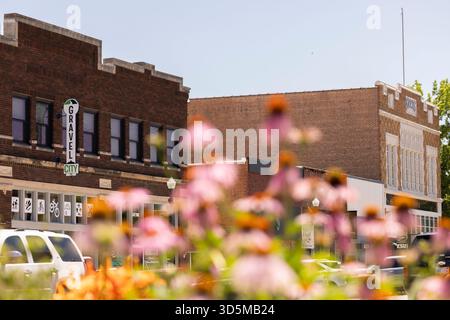 Emporia, Kansas, États-Unis - 18 juin 2023 : le trafic de l'après-midi traverse le centre-ville d'Emporia. Banque D'Images
