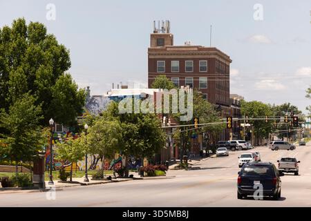 Emporia, Kansas, États-Unis - 18 juin 2023 : le trafic de l'après-midi traverse le centre-ville d'Emporia. Banque D'Images