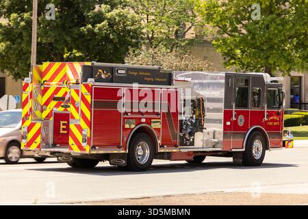 Emporia, Kansas, États-Unis - 18 juin 2023 : un pompier répond à une urgence dans une rue de la ville. Banque D'Images