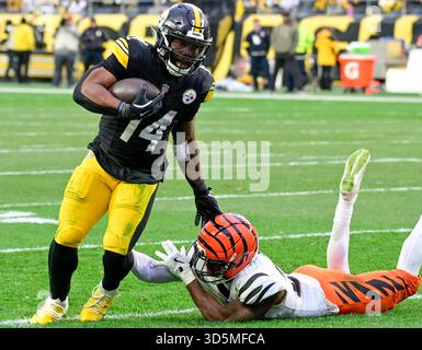 Pittsburgh, États-Unis. 16 novembre 2025. Pittsburgh Steelers Rack Kenneth Gainwell (14 ans) court vers la droite en gagnant deux yards dans le quatrième quart de la victoire des Steelers 34-12 contre les Bengals de Cincinnati au stade Acrisure dimanche 16 novembre 2025 à Pittsburgh. Photo par Archie Carpenter/UPI crédit : UPI/Alamy Live News Banque D'Images