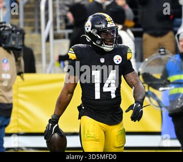 Pittsburgh, États-Unis. 16 novembre 2025. Pittsburgh Steelers Running back Kenneth Gainwell (14 ans) célèbre son touchdown dans le quatrième quart de la victoire des Steelers 34-12 contre les Bengals de Cincinnati à l'Acrisure Stadium dimanche 16 novembre 2025 à Pittsburgh. Photo par Archie Carpenter/UPI crédit : UPI/Alamy Live News Banque D'Images