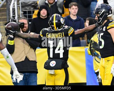Pittsburgh, États-Unis. 16 novembre 2025. Pittsburgh Steelers Running back Kenneth Gainwell (14 ans) célèbre son touchdown dans le quatrième quart de la victoire des Steelers 34-12 contre les Bengals de Cincinnati à l'Acrisure Stadium dimanche 16 novembre 2025 à Pittsburgh. Photo par Archie Carpenter/UPI crédit : UPI/Alamy Live News Banque D'Images