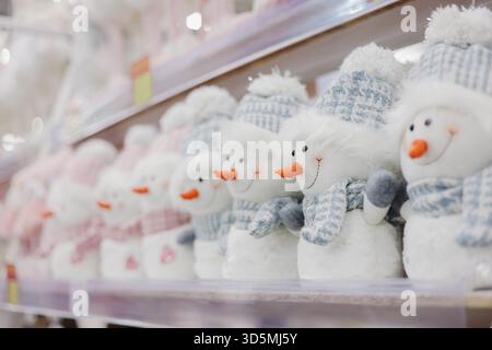 Beaucoup de jouet plus bonhomme de neige sur l'étagère du magasin. Shopping de Noël. Banque D'Images