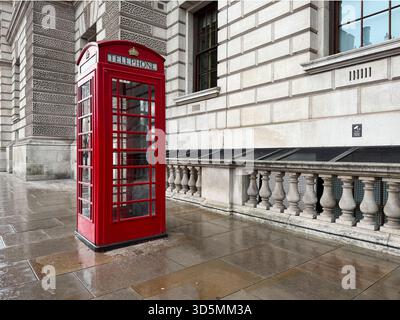 Londres, Royaume-Uni - 10 septembre 2025 ; boîte téléphonique britannique de conception classique K6 par temps humide dans la rue Banque D'Images