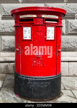 Londres, Royaume-Uni - 10 septembre 2025 ; boîte postale à double fente pour le courrier affranchi avec inscription Lion Foundry Co Ltd Kirkintilloch Banque D'Images