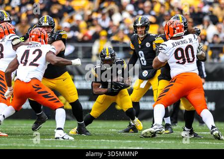Pittsburgh, Pennsylvanie, États-Unis. 16 novembre 2025. Pittsburgh Steelers Running Back KENNETH GAINWELL (14 ans) porte le ballon pendant le match de football NFL entre les Steelers de Pittsburgh et les Bengals de Cincinnati à l'Acrisure Stadium de Pittsburgh, en Pennsylvanie. (Crédit image : © Brent Gudenschwager/ZUMA Press Wire) USAGE ÉDITORIAL SEULEMENT ! Non destiné à UN USAGE commercial ! Banque D'Images