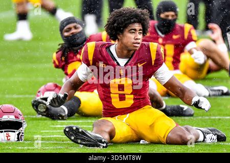 Los Angeles, CA. 15 novembre 2025. Ja'Kobi Lane (8), receveur de chevaux de Troie de l'USC, s'étend avant le match de football de la NCAA entre les Hawkeyes de l'Iowa et les Trojans de l'USC au Coliseum de Los Angeles, Californie. Crédit photo obligatoire : Louis Lopez/Cal Sport Media/Alamy Live News Banque D'Images