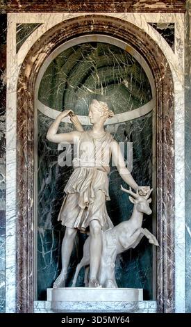 Ancienne statue de Diane la chasseuse dans la Galerie des glaces, Château de Versailles, France Banque D'Images