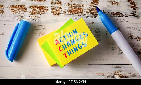 Action change Things concept de citation motivationnelle écrit sur des notes adhésives colorées empilées Banque D'Images