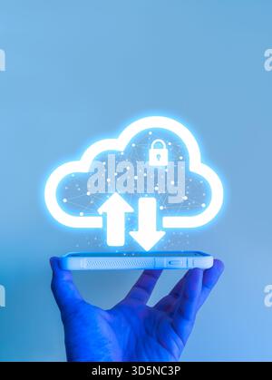 Concept de stockage en nuage et de sécurité des données avec icônes de téléchargement et de téléchargement au-dessus du smartphone tenant à la main. Représente le cloud computing sécurisé, le digital BA Banque D'Images