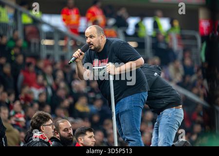 Budapest, Hongrie. 17 novembre 2025. Un supporter de Capo hongrois mène les chants depuis les tribunes. Lors de la Coupe du monde de la FIFA 2026, match de qualification européenne du groupe F opposant la Hongrie à la République d'Irlande au Puskás Aréna à Budapest, Hongrie, le 16 novembre 2025 (photo Andrew Surma/Sipa USA). Crédit : Sipa USA/Alamy Live News Banque D'Images