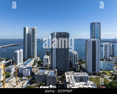 Vue aérienne de gratte-ciels scintillants perçant le ciel bleu clair, surplombant la vaste baie et les ponts lointains, un paysage urbain dynamique se déploie, Edgewate Banque D'Images
