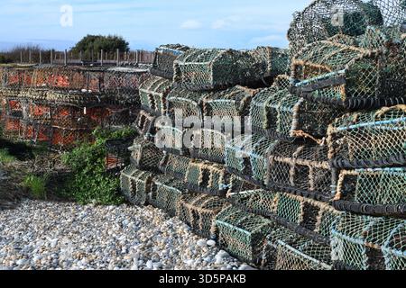 Pots de crabe et de homard sur la plage Banque D'Images