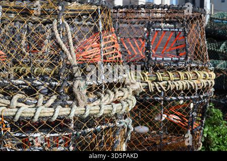 Pots de crabe et de homard sur la plage Banque D'Images
