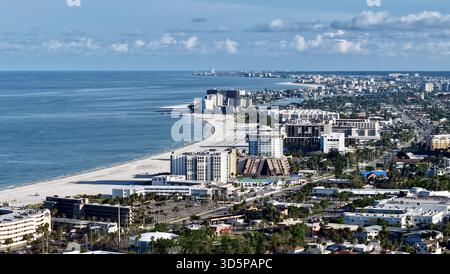 Vue aérienne des sables baignés de soleil rencontre les eaux turquoises le long de la côte parsemée d'hôtels et de bâtiments, à Pete Beach, Floride, États-Unis. Banque D'Images
