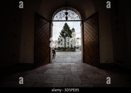 Aufbauarbeiten und Aufbau des Salzburger Christkindlmarktes am Residenzplatz und Domplatz am 11.11.2025. IM Bild : Der ungeschmückte Weihnachtsbaum am Tag seiner Anreise // préparation et installation du marché de Noël de Salzbourg à Residenzplatz et Domplatz le 11 novembre 2025. Sur la photo : le sapin de Noël non décoré le jour de son arrivée. - 20251111 PD20465 Banque D'Images