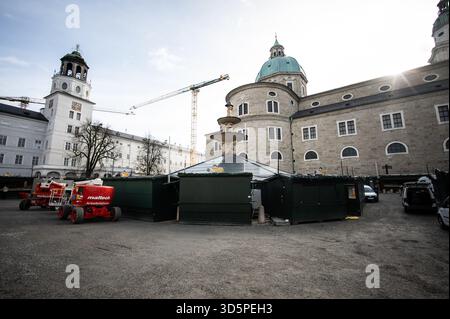 Aufbauarbeiten und Aufbau des Salzburger Christkindlmarktes am Residenzplatz und Domplatz am 11.11.2025. // travaux de construction et d'installation du marché de Noël de Salzbourg à Residenzplatz et Domplatz le 11 novembre 2025. - 20251111 PD20464 Banque D'Images