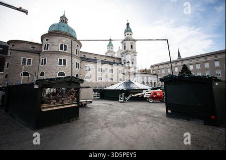 Aufbauarbeiten und Aufbau des Salzburger Christkindlmarktes am Residenzplatz und Domplatz am 11.11.2025. // travaux de construction et d'installation du marché de Noël de Salzbourg à Residenzplatz et Domplatz le 11 novembre 2025. - 20251111 PD20466 Banque D'Images