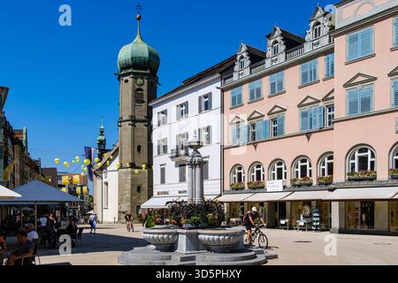 Bregenz, Vorarlberg, Österreich Alltägliche Szene vor dem Brunnen am Leutbühel mit Blick zur Seekapelle in der Unterstadt von Bregenz, Vorarlberg, Österreich, nur zur redaktionellen Verwendung. Banque D'Images