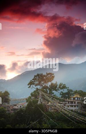 Drapeaux de prière du temple Swayambunath à Katmandou Népal est vu au crépuscule. Banque D'Images