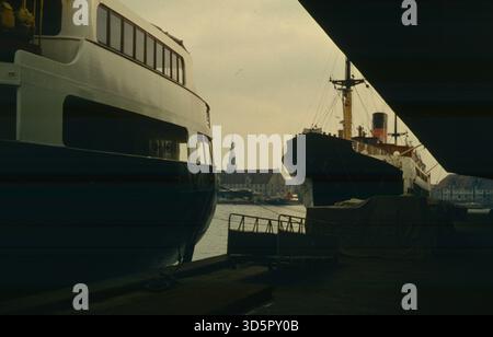 Le port de Copenhague avec deux navires à la jetée. [traduction automatique] Banque D'Images