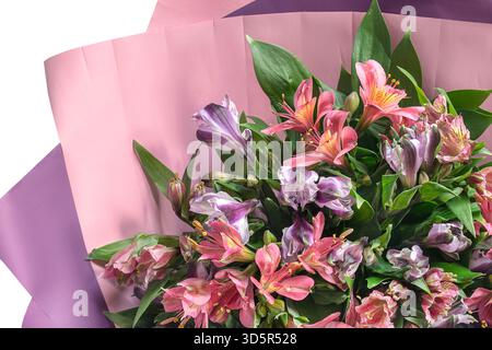 Botte enveloppée de fleurs d'alstroemeria roses et violettes en gros plan Banque D'Images