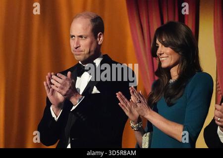 Photo du dossier datée du 30/11/2023 du Prince et de la Princesse de Galles applaudissant lors de la Royal Variety performance au Royal Albert Hall, Londres. Le Prince et la Princesse de Galles vont profiter d'une soirée au Royal Variety performance cette semaine. William et Kate se rendront au Royal Albert Hall mercredi soir pour l'événement annuel étoilé pour assister à une performance de la distribution de Paddington the musical. Date d'émission : lundi 17 novembre 2025. Banque D'Images