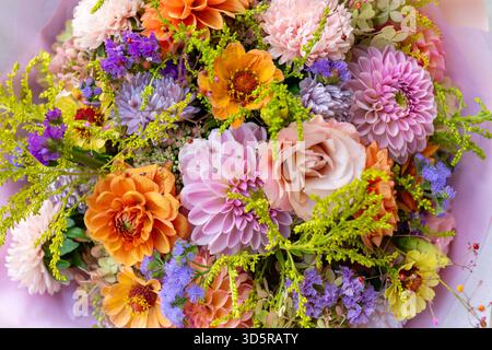 Bouquet d'été. Bel arrangement de fleurs fraîches de couleur pastel. Bouquet d'anniversaire ou de mariage fait de fleurs d'été. Banque D'Images