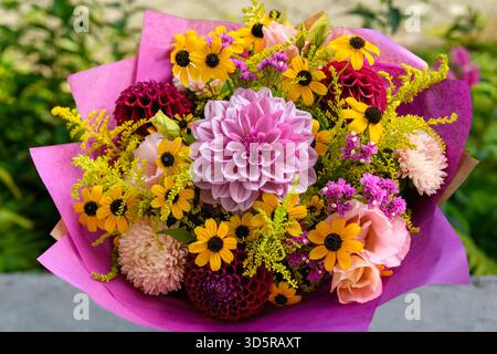 Bouquet d'été. Bel arrangement de fleurs fraîches de pêche, jaune, violet, magenta, fuchsia et Bordeaux. Bouquet d'anniversaire ou de mariage fait de l'été f Banque D'Images