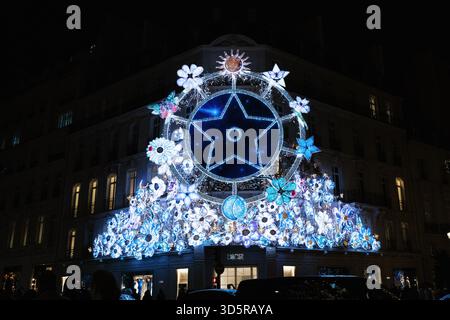 Paris, France. 16 novembre 2025. Pour la période de Noël et ses illuminations de Noël, au 30 rue Montaigne, le magasin Christian Dior, berceau légendaire de la Maison Dior, expose son vitrine « monde enchantée de Dior » à Paris, France, le 16 novembre 2025. (Photo de Jerome Gilles/NurPhoto)0 crédit : NurPhoto SRL/Alamy Live News Banque D'Images