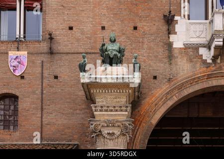 Ferrare, Italie - 8 mai 2024 : Borso d'Este, Duc de Ferra au Palazzo municipale / Hôtel de ville / sur le Corso Martiri della Liberta à Ferrare ( Emilia-Romagn Banque D'Images