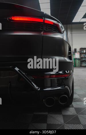Vue rapprochée de la custode Lamborghini Urus dans un atelier professionnel Banque D'Images