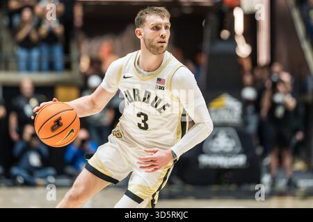 West Lafayette, Indiana, États-Unis. 16 novembre 2025. Le garde de Purdue BRADEN SMITH (3) dribble la balle lors du match de basket-ball de la NCAA menÃs entre les Akron Zips et les Purdue Boilermakers, dimanche 16 novembre 2025, au Mackey Arena de West Lafayette, Ind Purdue a gagné 97-79. (Crédit image : © David Wegiel/ZUMA Press Wire) USAGE ÉDITORIAL SEULEMENT ! Non destiné à UN USAGE commercial ! Banque D'Images