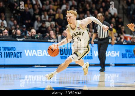 West Lafayette, Indiana, États-Unis. 16 novembre 2025. Le garde de Purdue AARON FINE (6) dribble le basket-ball pendant le match de basket-ball de la NCAA menÃs entre les Akron Zips et les Purdue Boilermakers, dimanche 16 novembre 2025, au Mackey Arena à West Lafayette, Ind. Purdue a gagné 97-79. (Crédit image : © David Wegiel/ZUMA Press Wire) USAGE ÉDITORIAL SEULEMENT ! Non destiné à UN USAGE commercial ! Banque D'Images