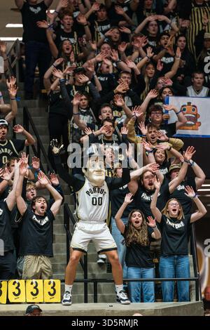West Lafayette, Indiana, États-Unis. 16 novembre 2025. PURDUE PETE applaudit avec The Paint Crew lors du match de basket-ball de la NCAA menÃs entre les Akron Zips et les Purdue Boilermakers, dimanche 16 novembre 2025, au Mackey Arena de West Lafayette, Ind Purdue a gagné 97-79. (Crédit image : © David Wegiel/ZUMA Press Wire) USAGE ÉDITORIAL SEULEMENT ! Non destiné à UN USAGE commercial ! Banque D'Images