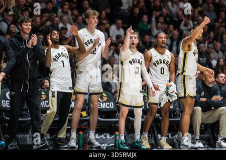 West Lafayette, Indiana, États-Unis. 16 novembre 2025. Le banc Purdue réagit lors de la deuxième partie du match de basket-ball de la NCAA menÃs entre les Akron Zips et les Purdue Boilermakers, dimanche 16 novembre 2025, au Mackey Arena de West Lafayette, Ind. Purdue a gagné 97-79. (Crédit image : © David Wegiel/ZUMA Press Wire) USAGE ÉDITORIAL SEULEMENT ! Non destiné à UN USAGE commercial ! Banque D'Images
