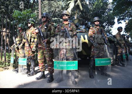 Dhaka, Bangladesh. 17 novembre 2025. Le personnel de sécurité du Bangladesh monte la garde devant le Tribunal pénal international (TIC), dans la zone de la haute Cour de Dhaka, Banladesh, le 17 novembre 2025. Le Tribunal des crimes internationaux-1 rendra le verdict dans l'affaire contre le premier ministre destitué Sheikh Hasina et deux de ses principaux collaborateurs. Sheikh Hasina fait face à des accusations de crimes contre l'humanité, y compris de meurtre, liés au soulèvement de juillet 2024. Photo Habibur Rahman/ABACAPRESS.COM crédit : Abaca Press/Alamy Live News Banque D'Images