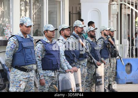 Dhaka, Bangladesh. 17 novembre 2025. Le personnel de sécurité du Bangladesh monte la garde devant le Tribunal pénal international (TIC), dans la zone de la haute Cour de Dhaka, Banladesh, le 17 novembre 2025. Le Tribunal des crimes internationaux-1 rendra le verdict dans l'affaire contre le premier ministre destitué Sheikh Hasina et deux de ses principaux collaborateurs. Sheikh Hasina fait face à des accusations de crimes contre l'humanité, y compris de meurtre, liés au soulèvement de juillet 2024. Photo Habibur Rahman/ABACAPRESS.COM crédit : Abaca Press/Alamy Live News Banque D'Images