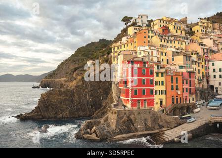 Riomaggiore village rue, bateaux et mer en automne. Cinque Terre, Ligury, Italie Banque D'Images
