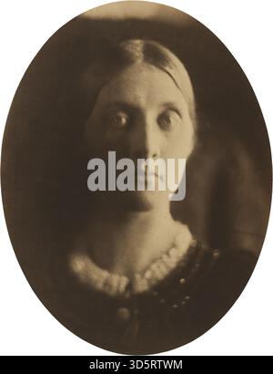 Cette photographie de 1867 de Julia Margaret Cameron montre Julia Jackson (plus tard Mme Herbert Duckworth, et mère de Virginia Woolf) dans un portrait flou, soulignant son expression réfléchie et sa pose sereine. Le style de Cameron, marqué par son cadrage intime et son flou, est évident dans cette œuvre et reflète son intérêt pour la création de portraits photographiques qui transmettent l’émotion et le caractère plutôt que de documenter la ressemblance seule. Mots-clés : Julia Margaret Cameron, Julia Jackson, 1867, portrait, soft‑focus Photography, sitter, femme, XIXe siècle, photographie britannique, portrait intime, attentionné Banque D'Images
