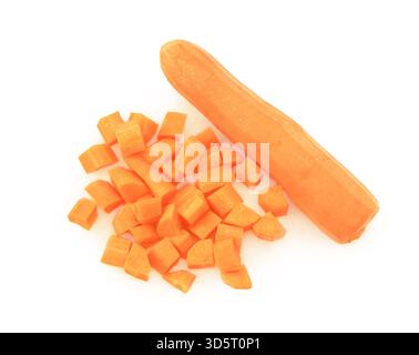 Une carotte entière pelée placée à côté d'un tas de cubes de carotte fraîchement coupés en dés, le tout isolé sur un fond blanc éclatant. Photo de haute qualité Banque D'Images