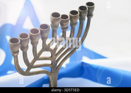 Joyeux Hanukkah. Hanukkah vieille Menorah sur fond du drapeau israélien avec la lumière du soleil ou bokeh sur fond de bois blanc. Image de religion de fête juive Hanukkah fond. Banque D'Images