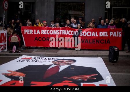 Madrid, Madrid, Espagne. 17 novembre 2025. Plusieurs personnes touchées par la tempête DANA de 2024 à Valence ont manifesté devant le Congrès des députés à Madrid lors de la comparution de Carlos Mazon, président par intérim de la Generalitat valencienne, qui répondait aux questions devant la commission enquêtant sur sa gestion de la catastrophe qui a fait 229 morts rien qu'à Valence. (Crédit image : © Luis Soto/ZUMA Press Wire) USAGE ÉDITORIAL SEULEMENT ! Non destiné à UN USAGE commercial ! Banque D'Images