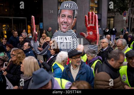 Madrid, Madrid, Espagne. 17 novembre 2025. Plusieurs personnes touchées par la tempête DANA de 2024 à Valence ont manifesté devant le Congrès des députés à Madrid lors de la comparution de Carlos Mazon, président par intérim de la Generalitat valencienne, qui répondait aux questions devant la commission enquêtant sur sa gestion de la catastrophe qui a fait 229 morts rien qu'à Valence. (Crédit image : © Luis Soto/ZUMA Press Wire) USAGE ÉDITORIAL SEULEMENT ! Non destiné à UN USAGE commercial ! Banque D'Images