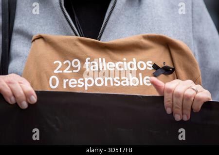 Madrid, Madrid, Espagne. 17 novembre 2025. Plusieurs personnes touchées par la tempête DANA de 2024 à Valence ont manifesté devant le Congrès des députés à Madrid lors de la comparution de Carlos Mazon, président par intérim de la Generalitat valencienne, qui répondait aux questions devant la commission enquêtant sur sa gestion de la catastrophe qui a fait 229 morts rien qu'à Valence. (Crédit image : © Luis Soto/ZUMA Press Wire) USAGE ÉDITORIAL SEULEMENT ! Non destiné à UN USAGE commercial ! Banque D'Images