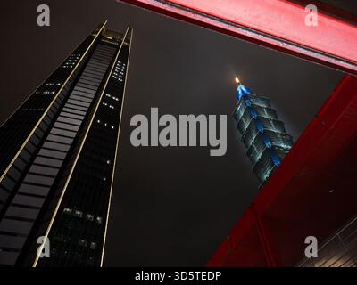 Taipei, Taiwan - 16 novembre 2024 : une vue en bas angle du brouillard Taipei 101 et de la place Taipei Nan Shan, encadrée par un pont rouge dans le Xinyi Banque D'Images