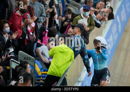 Hong Kong, Chine. 17 novembre 2025. Lee Sze Wing (1ère R) de Hong Kong interagit avec les spectateurs après avoir remporté l'omnium féminin sur piste cyclable aux 15es Jeux nationaux de Chine à Hong Kong, Chine du Sud, le 17 novembre 2025. Aux 15es Jeux nationaux de la Chine à Hong Kong, dans le sud de la Chine, le 17 novembre 2025. Crédit : Wu lu/Xinhua/Alamy Live News Banque D'Images