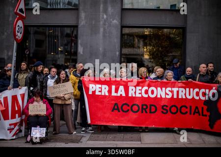 Madrid, Espagne. 17 novembre 2025. Les manifestants tiennent une banderole exprimant leur opinion lors d'une manifestation. Plusieurs personnes affectées par la DANA organisent une manifestation devant le Congrès des députés à Madrid, lors de la comparution de Carlos Mazon, président par intérim de la Generalitat valencienne, qui répondait à des questions devant la commission enquêtant sur sa gestion de la catastrophe qui a fait 229 morts rien qu’à Valence. Crédit : SOPA images Limited/Alamy Live News Banque D'Images